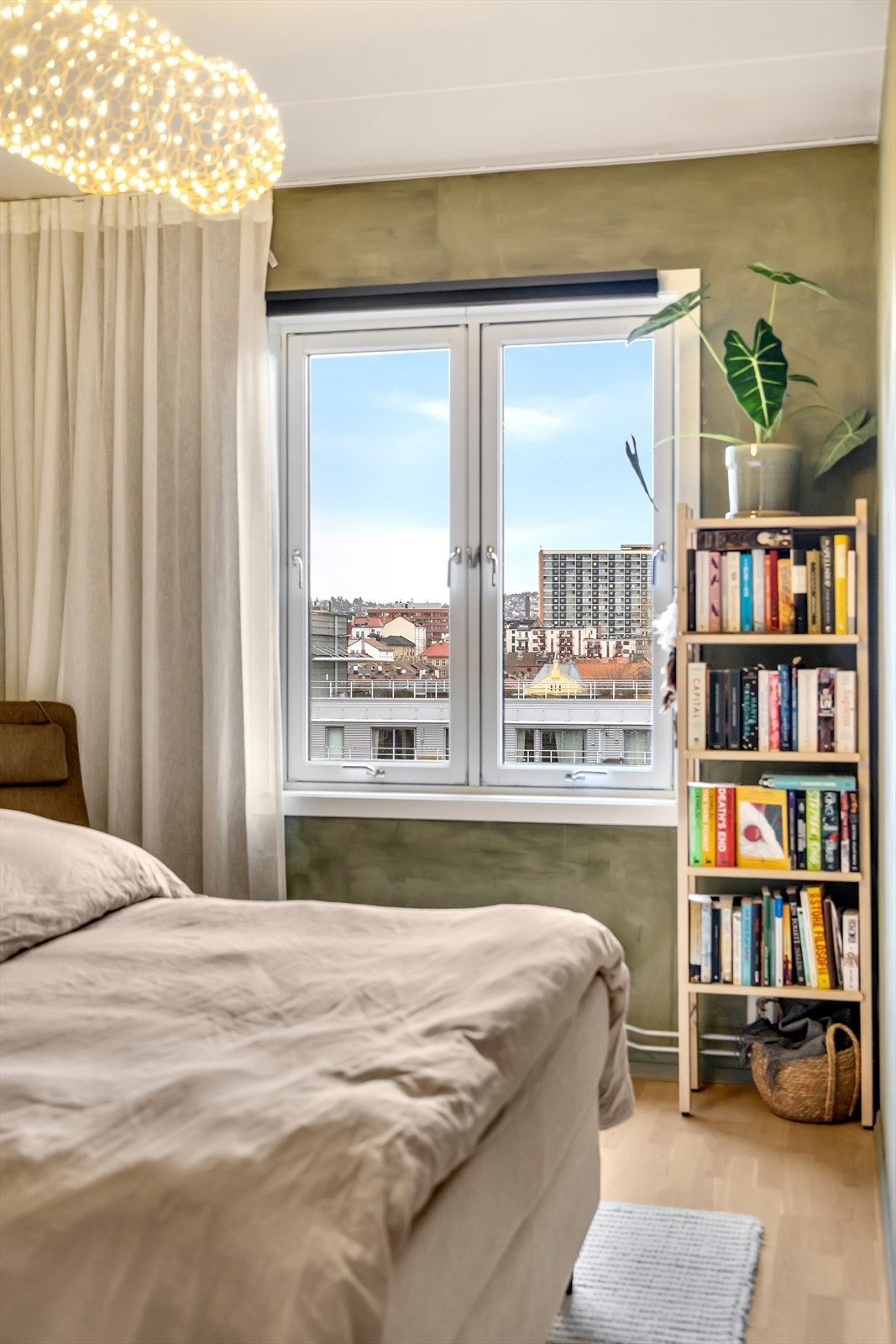 Soverom med fleksibel møblering og godt lysinnslipp - passer like godt som gjesterom som kontor. Galleribilde