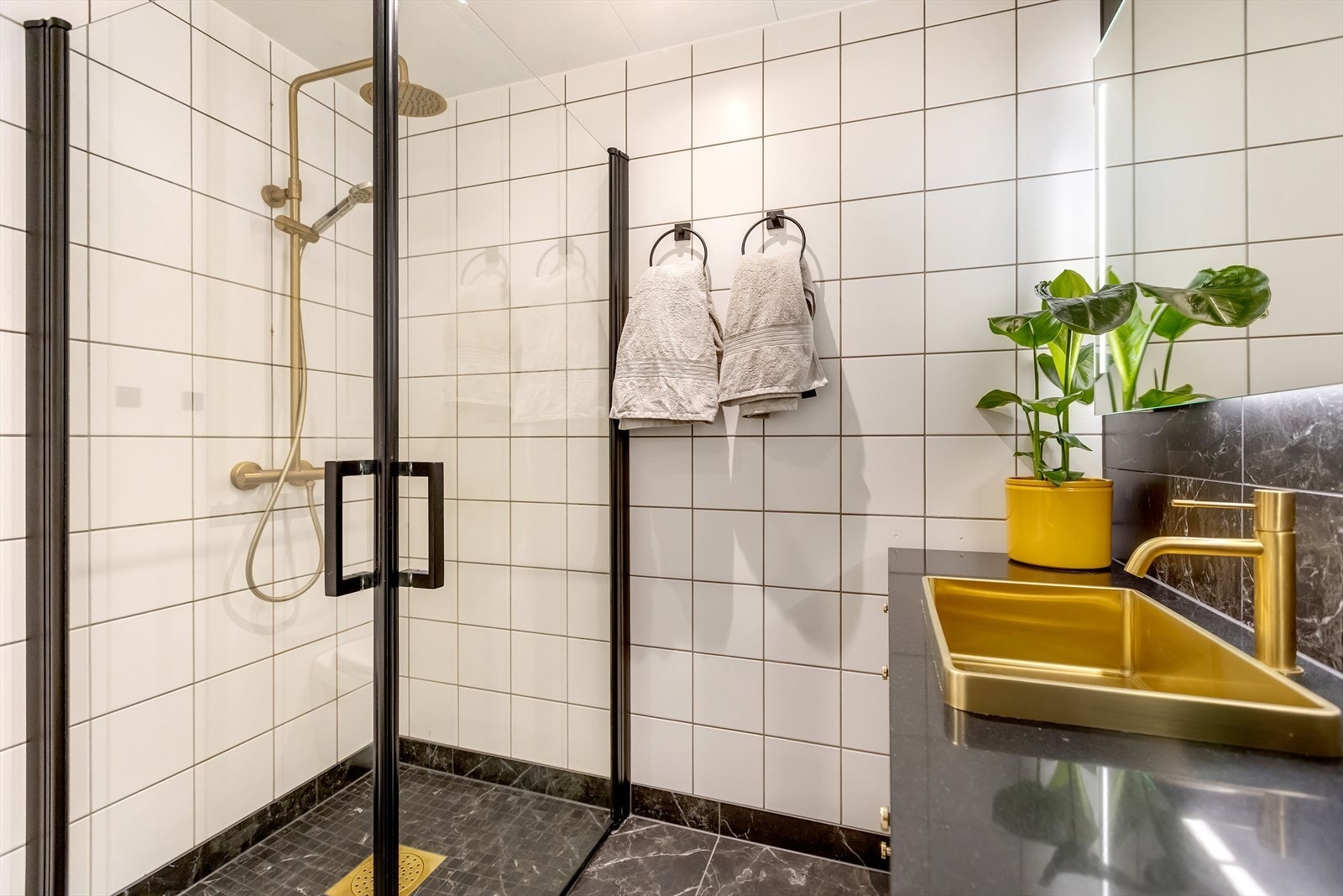 Badet har gjennomgående fliser og en funksjonell plan - god plass til daglig bruk. Galleribilde