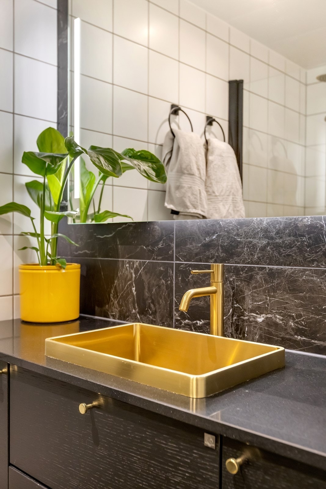 Servant-/innredningssone med god benkeplass og oppbevaring - stilrent helhetsinntrykk. Galleribilde