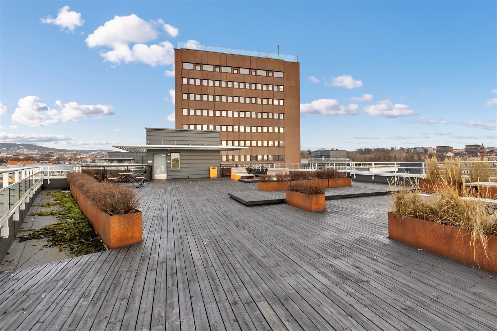 Takterrasse med god plass til utemøbler, beplantning og hyggelige soner. Galleribilde