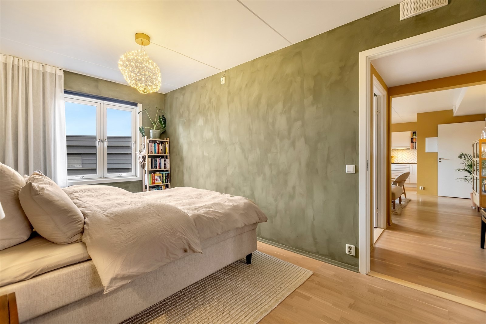 Soverom med fin plass til garderobe og enkel adkomst til gang/øvrige rom. Galleribilde