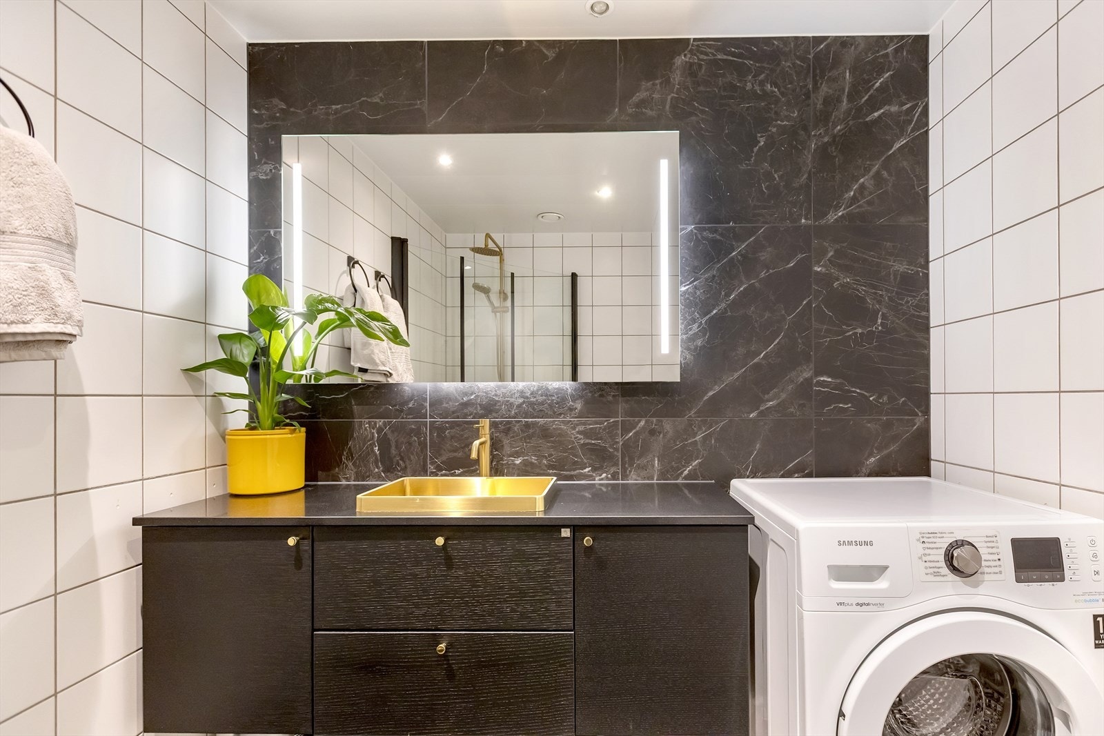 Praktisk vaskesone på badet - ryddig integrering av vaskemaskin og oppbevaring. Galleribilde
