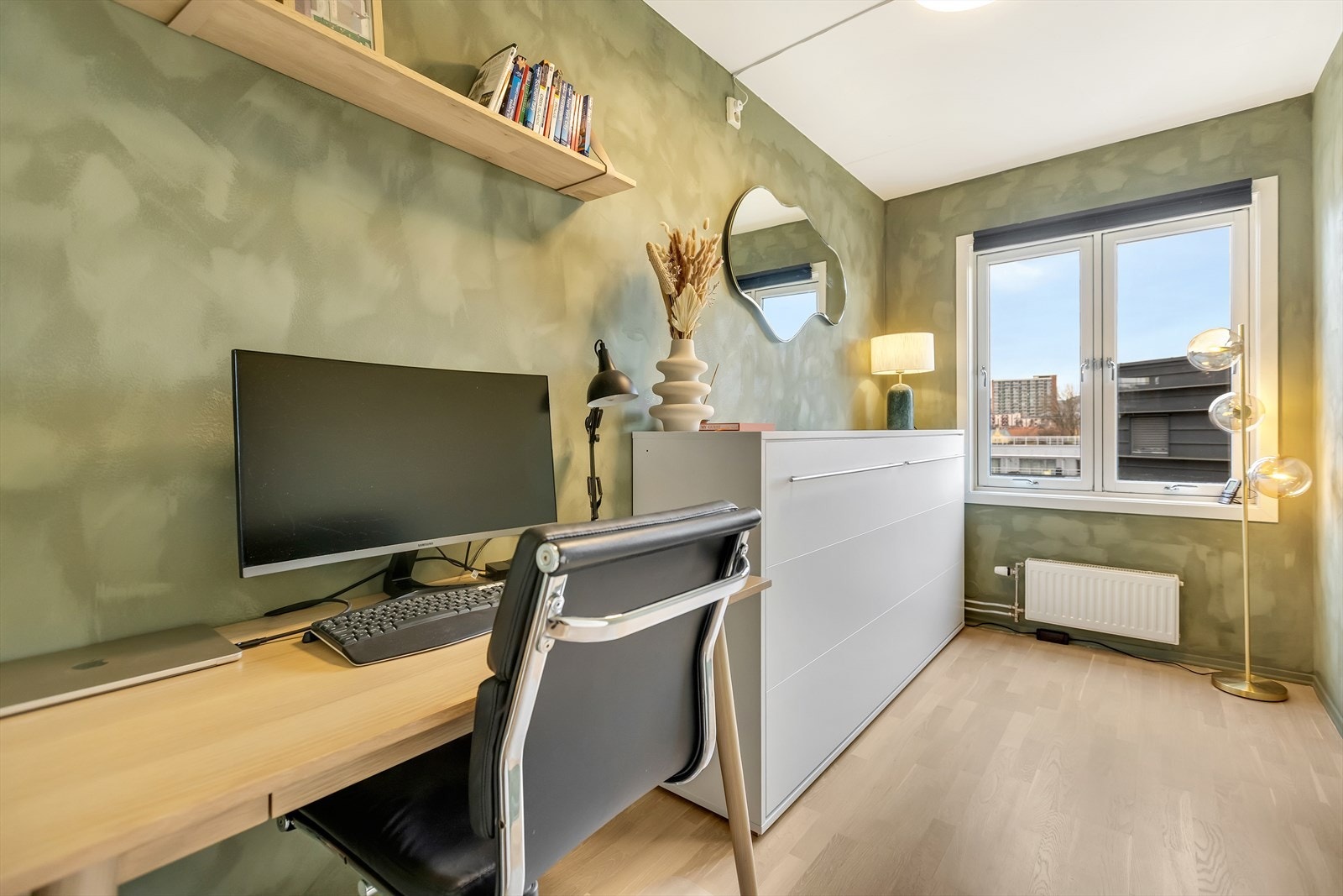 Soverom 2 - fint som barnerom, gjesterom eller hjemmekontor, med plass til både seng og arbeidsplass. Galleribilde