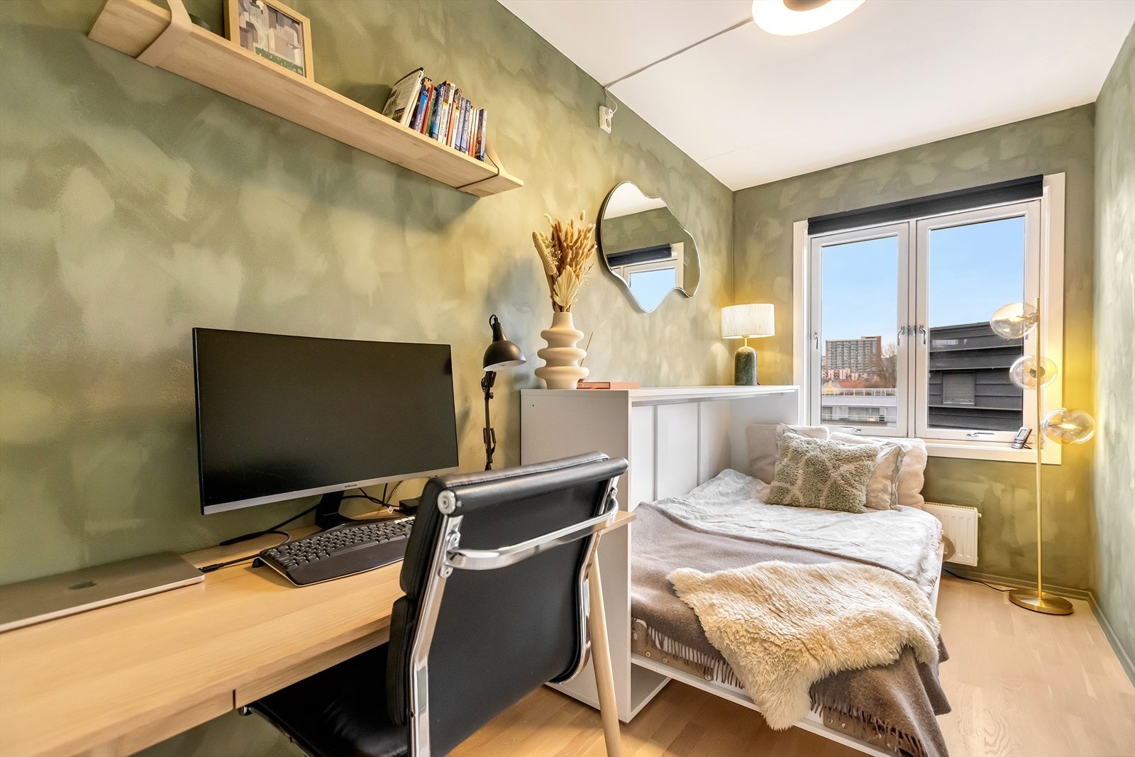 Soverom med god plass til dobbeltseng og garderobeløsninger langs vegg. Galleribilde