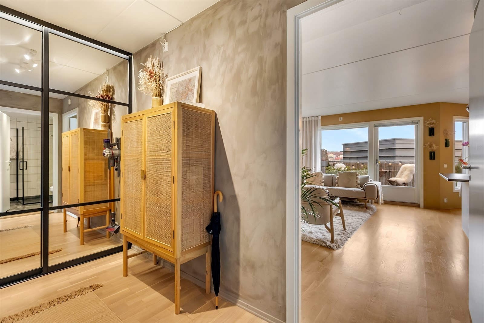 Delikat innvendig sone med stilrene glass-/skyvepartier og gjennomgående, tidsriktig uttrykk. Galleribilde