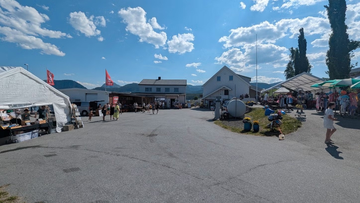 Ca 1,5 km fra hyttefeltet ligger et hyggelig lokalsenter med blant annet Coop Marked, frisørsalong og Flora Idé & Hagesenter Galleribilde