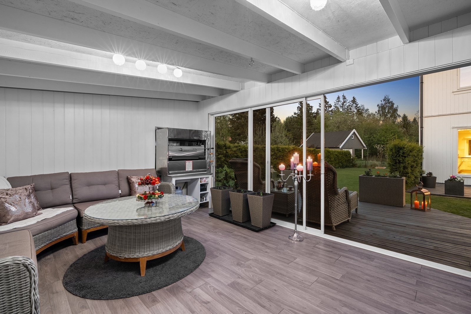 Hagestuen gir en lun og hyggelig atmosfære, også på kveldstid. Galleribilde