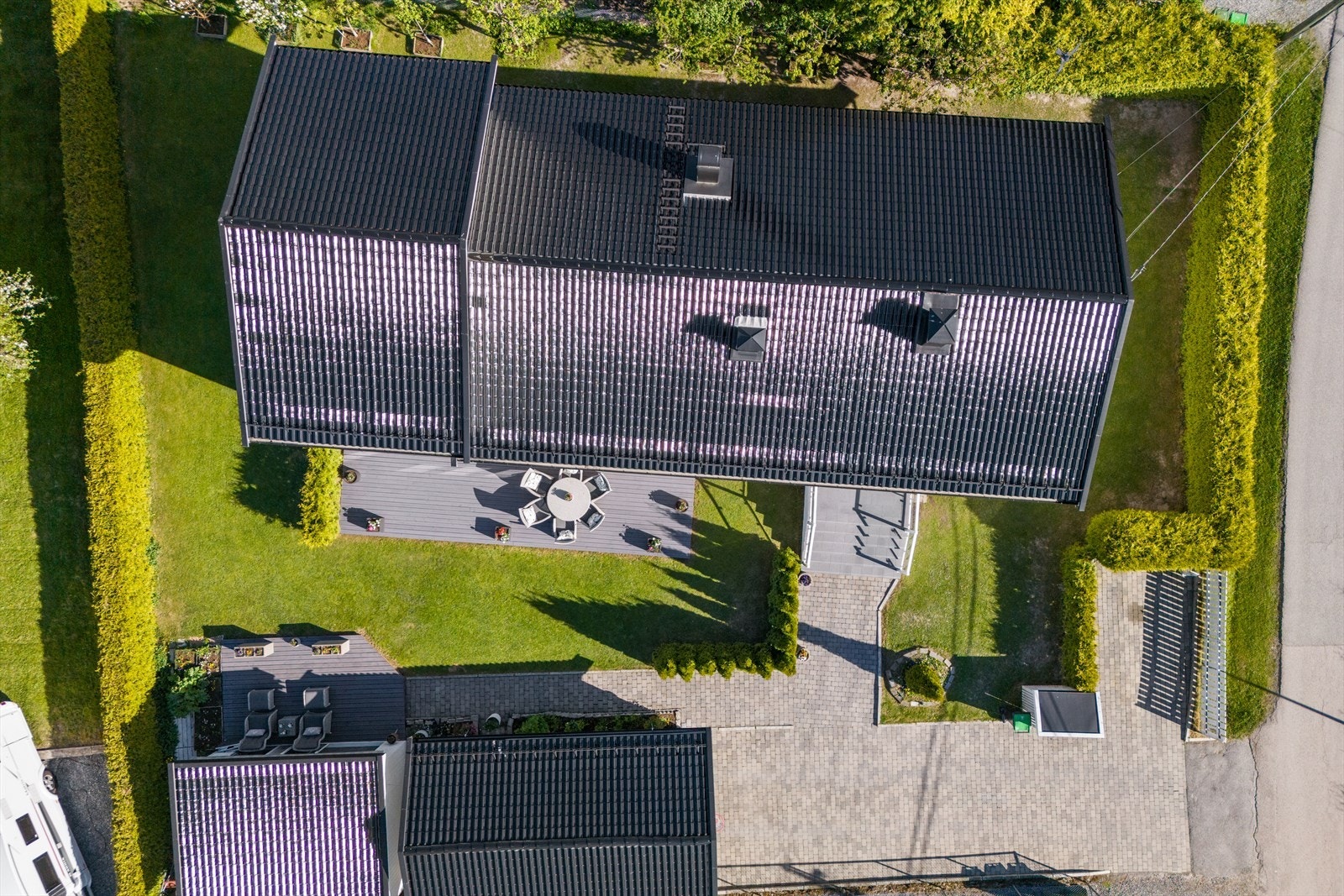 Taket ble lagt om med glasert takstein i 2015. Galleribilde