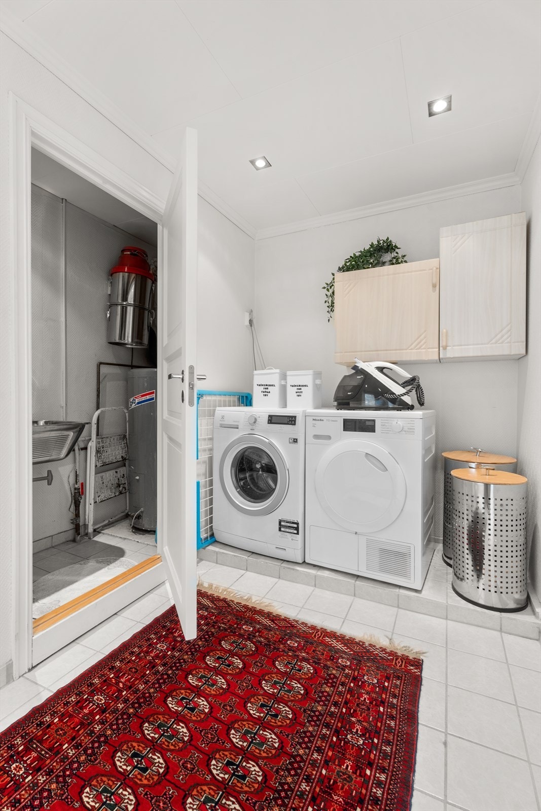 Praktisk vaskerom med opplegg for vaskemaskin og tørketrommel. Galleribilde
