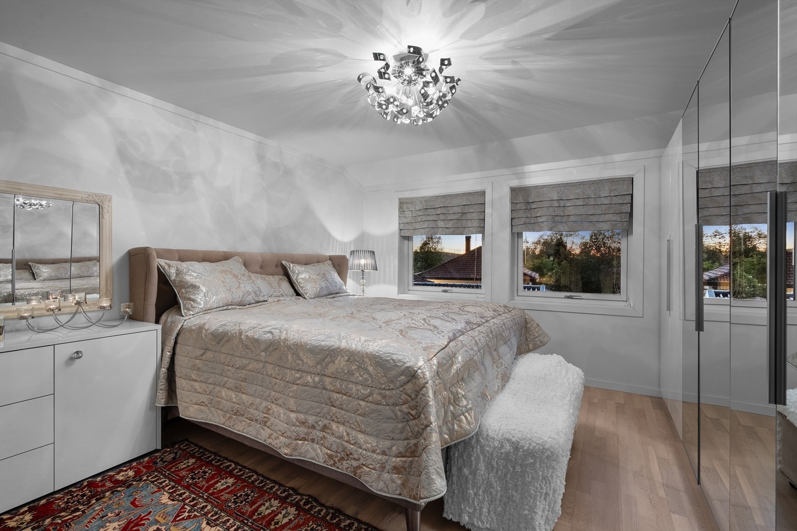 I andre etasje finner du et romslig hovedsoverom med god garderobeplass. Galleribilde