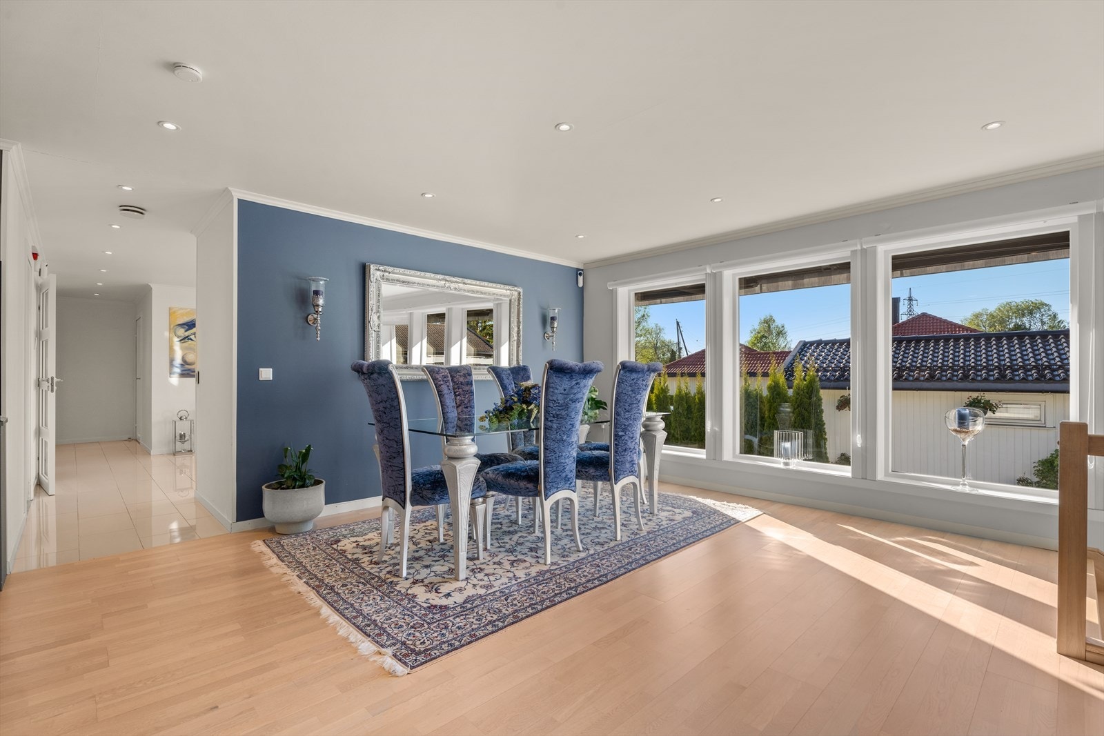 Spisestuen er en naturlig del av oppholdsrommet, med plass til store selskaper. Galleribilde