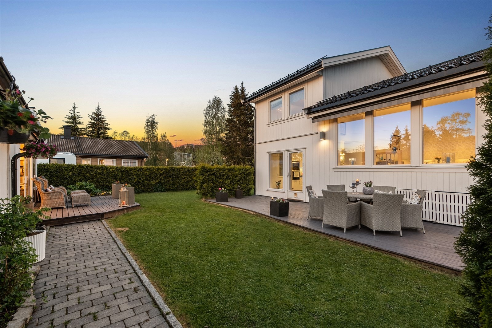 Hagen er pent opparbeidet med plen og hekk som skjermer for innsyn. Galleribilde