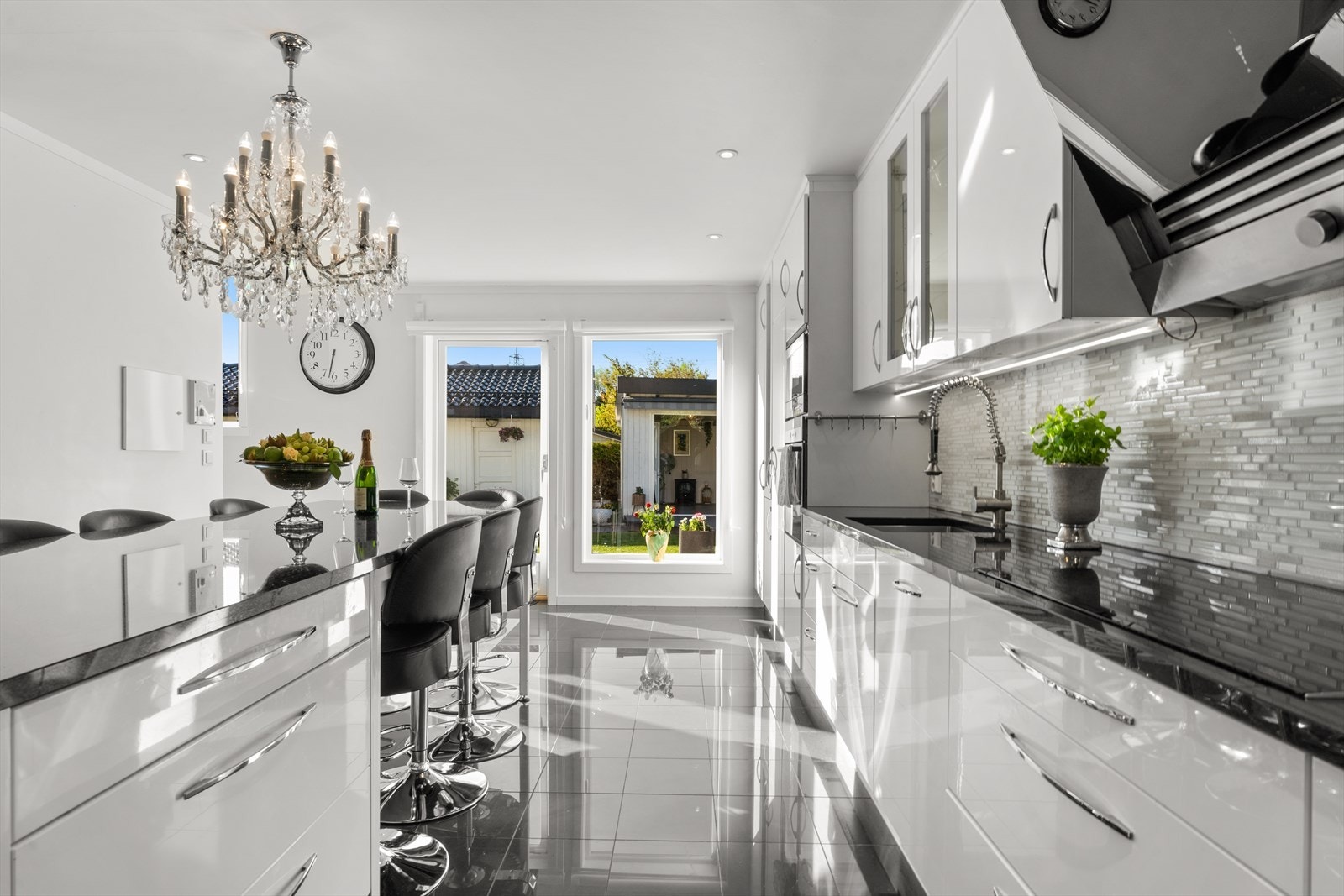 Godt med skap- og benkeplass gir gode arbeidsforhold for matlaging. Galleribilde