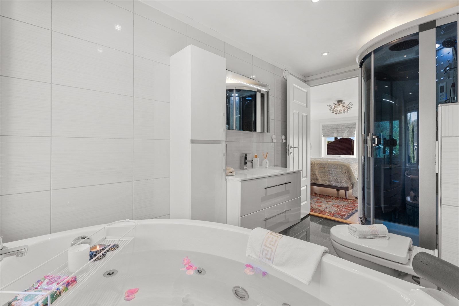 Her er det både dusjkabinett og et innbydende boblebad for ekstra velvære. Galleribilde