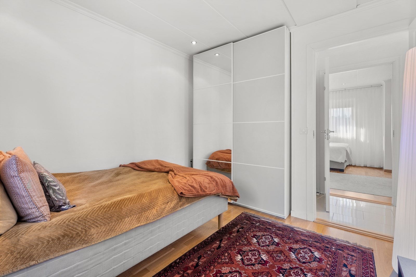 Et lyst og trivelig soverom med plass til garderobeskap. Galleribilde