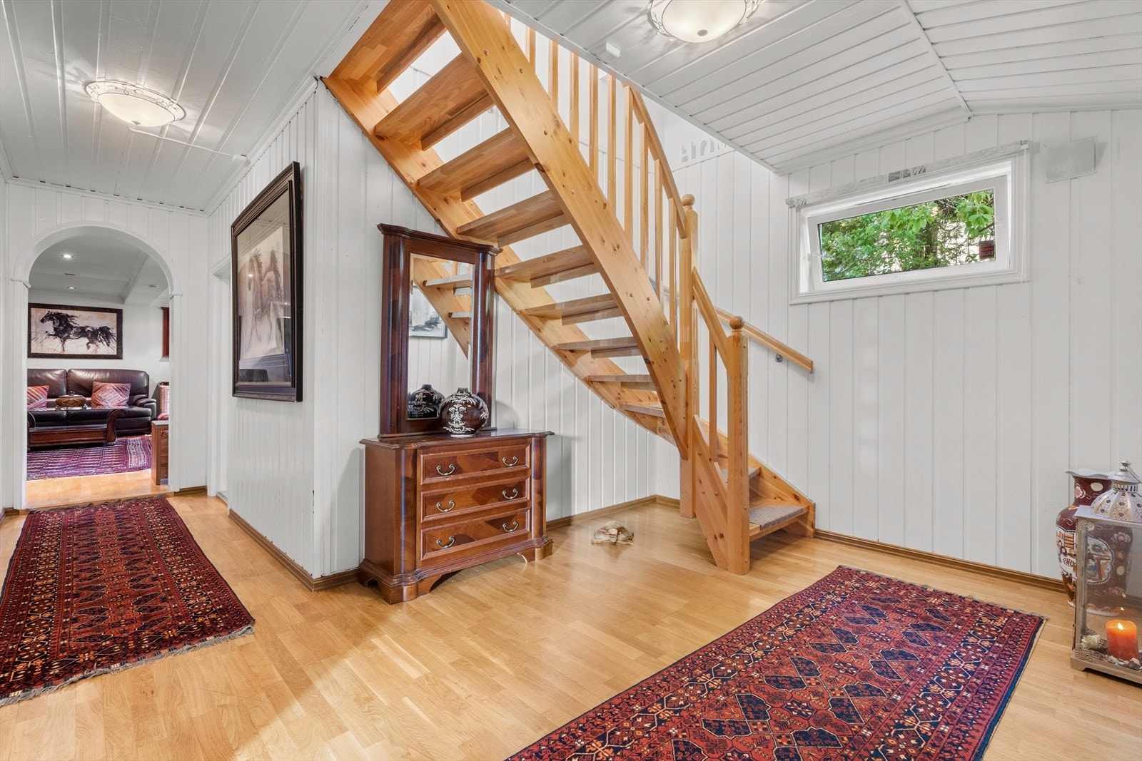 En lakkert tretrapp leder ned til kjelleretasjen. Galleribilde