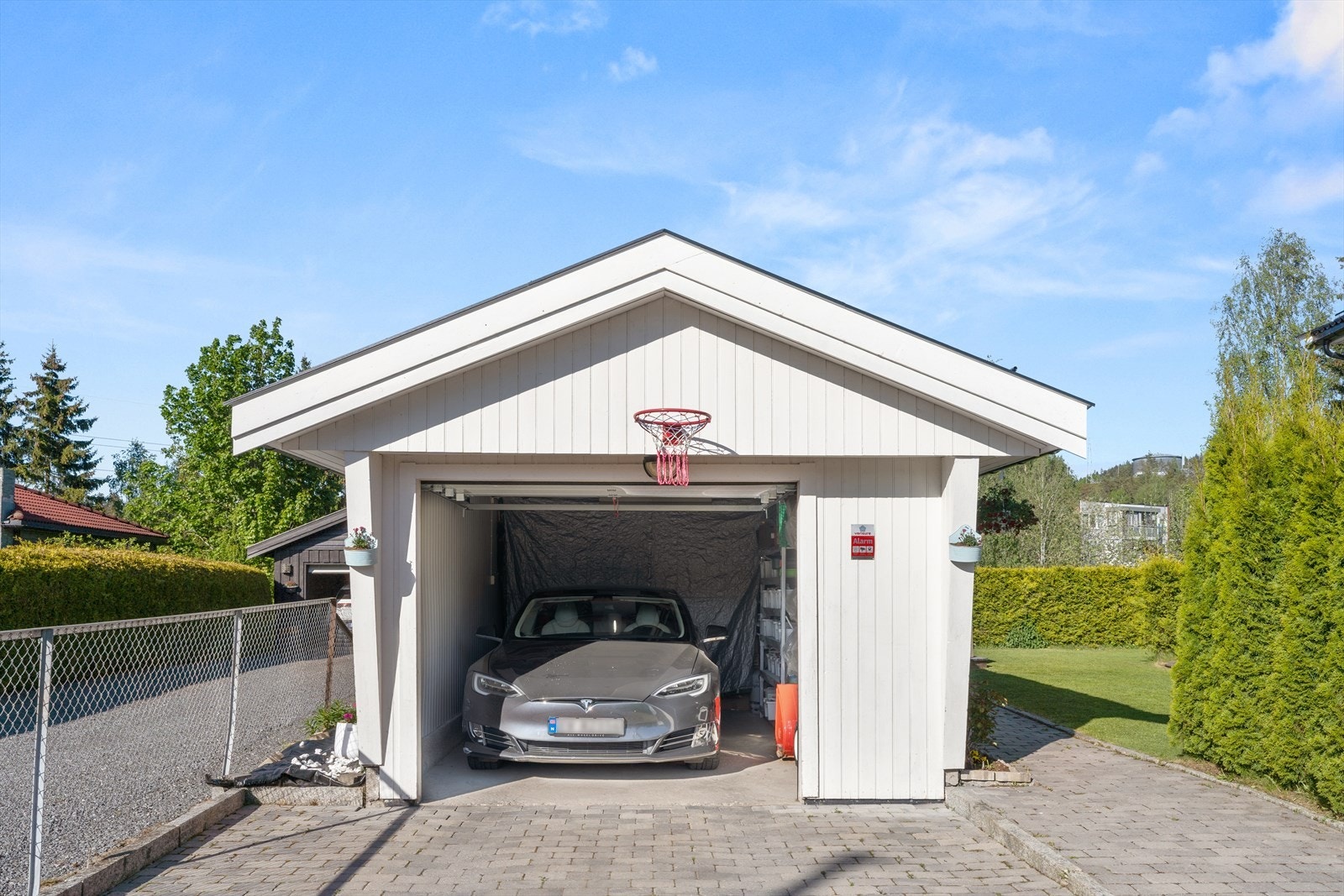 Eiendommen inkluderer en garasje på 17 m² for praktisk parkering. Galleribilde