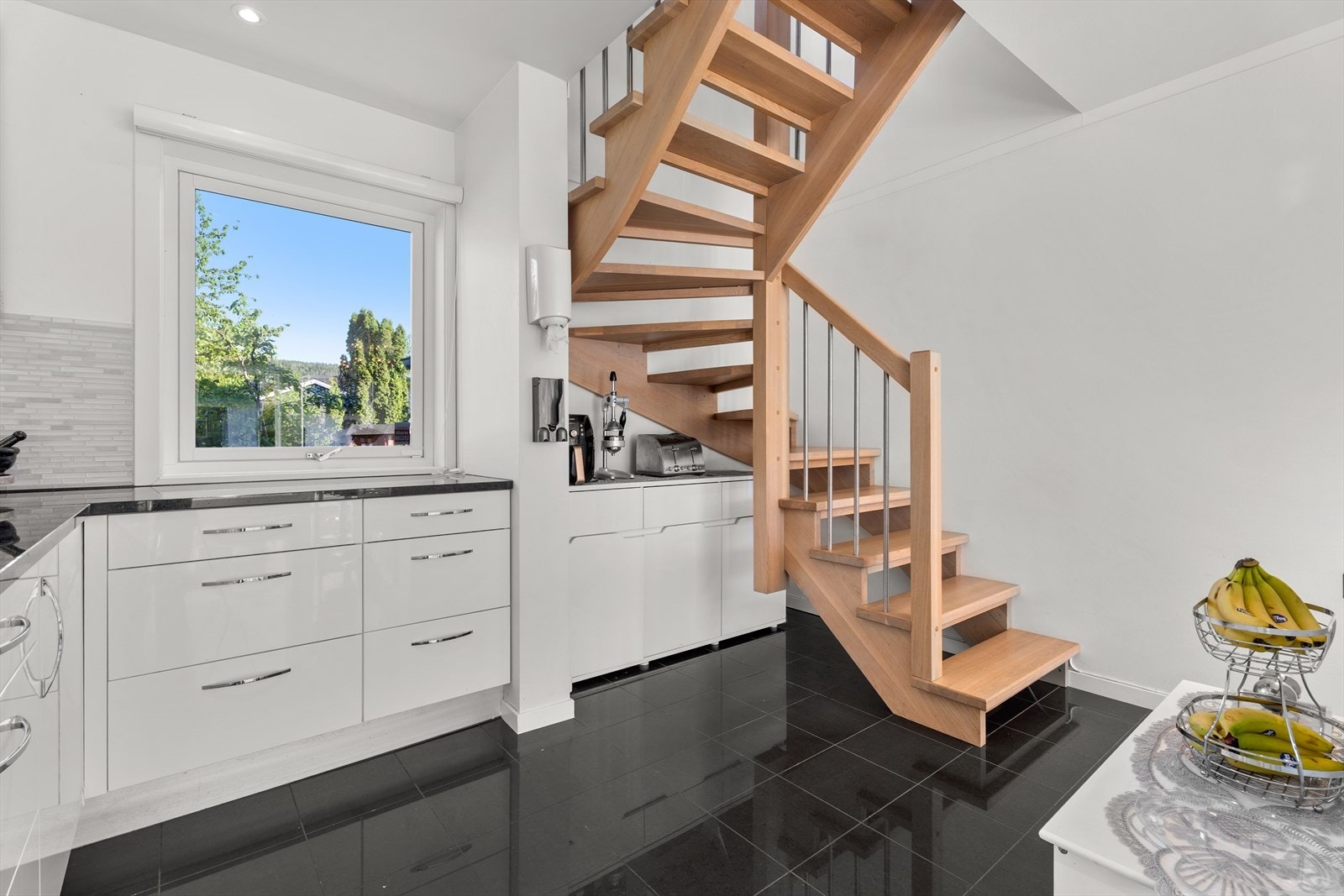 Den malte tretrappen fører opp til boligens andre etasje. Galleribilde