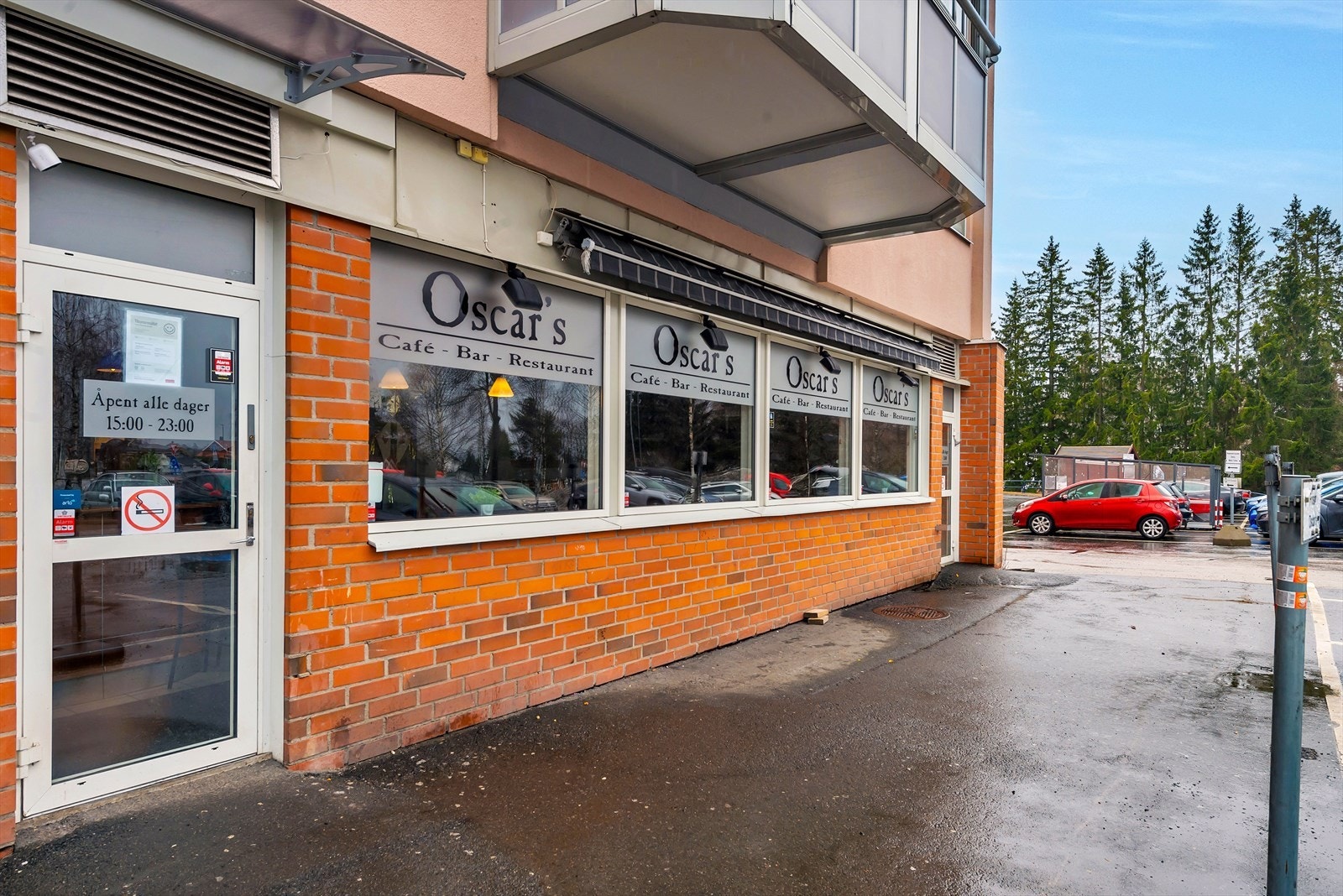 Flere spisesteder og servicetilbud finnes i nærområdet og på Strømmen Storsenter. Galleribilde