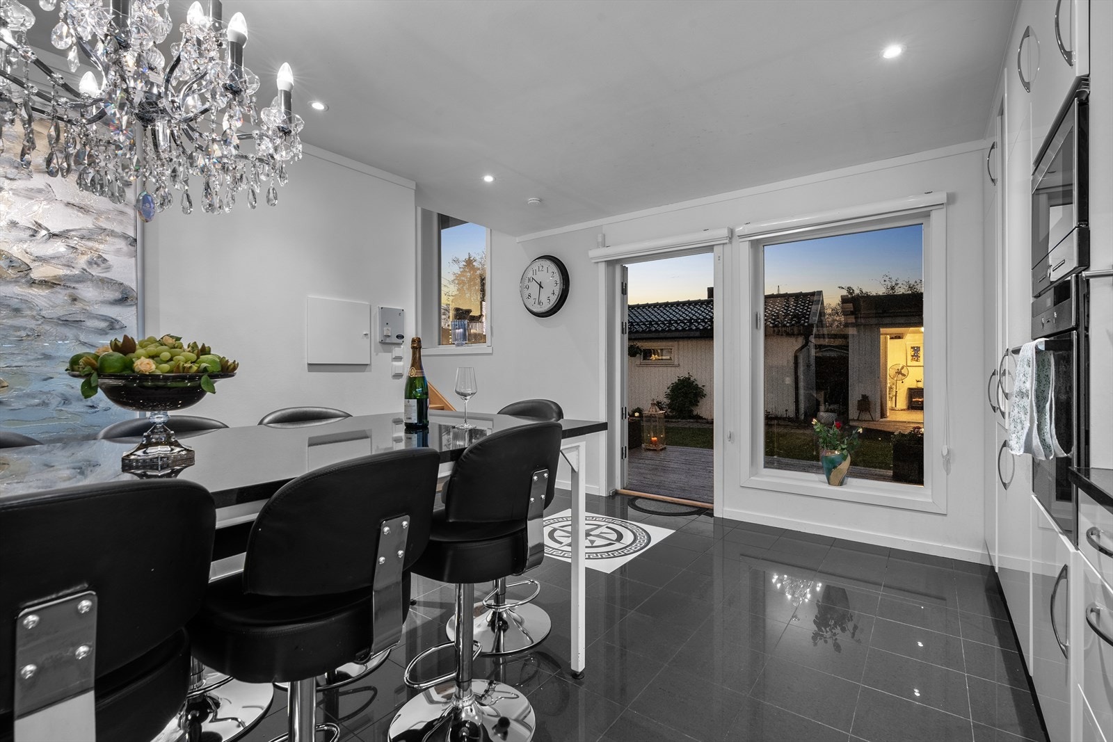 Fra kjøkkenet er det direkte utgang til den store terrassen og hagen. Galleribilde