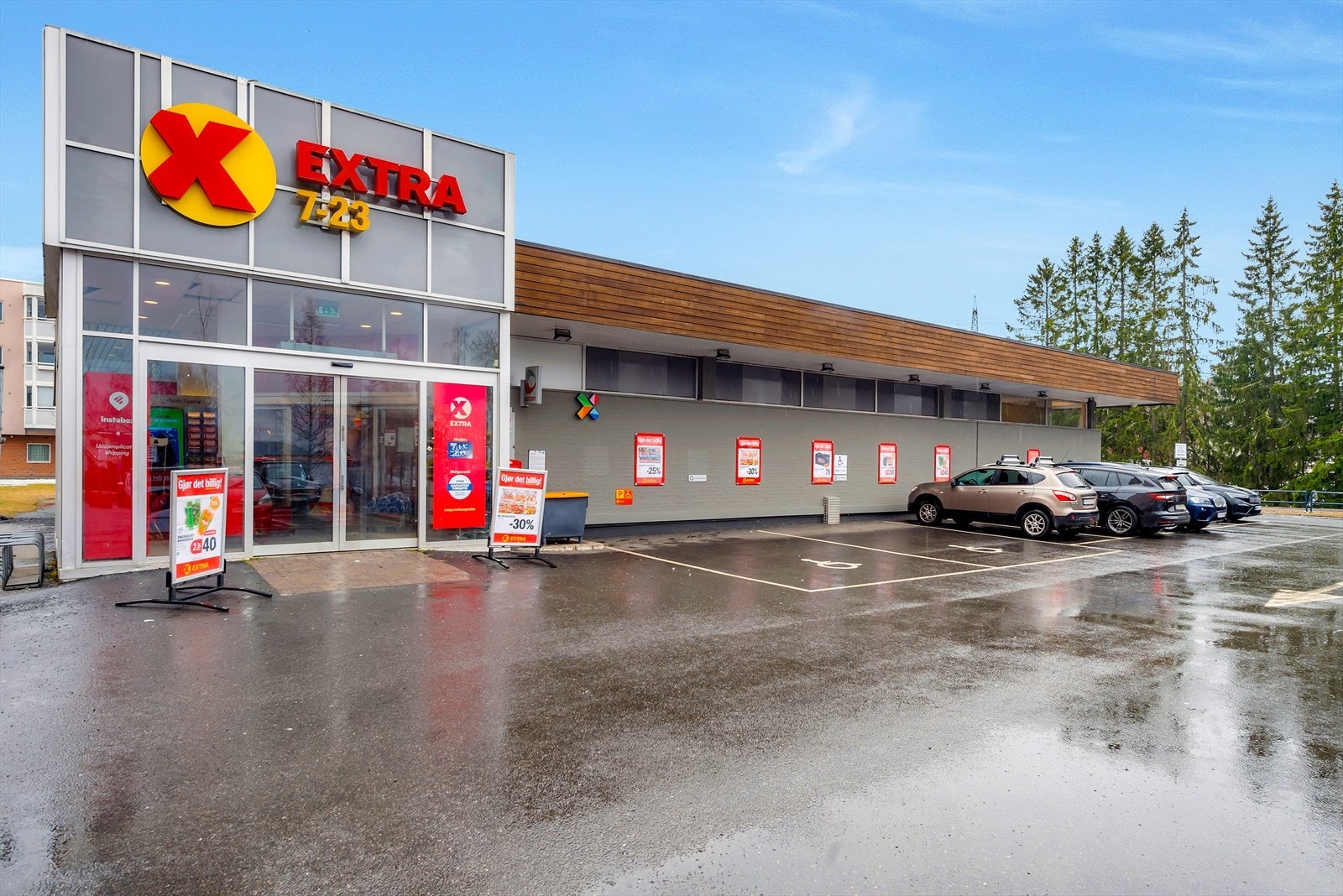 Dagligvarehandelen gjøres enkelt på Coop Extra, kun få minutter unna med bil. Galleribilde