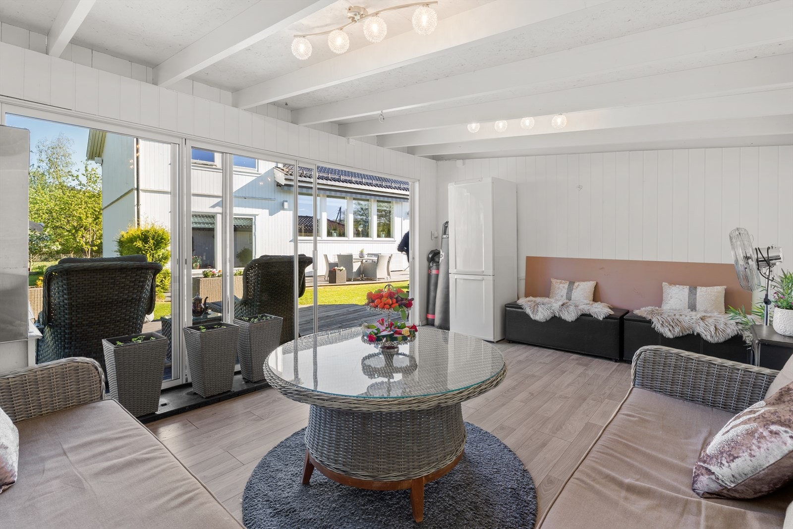 Lysthuset har store glassflater som kan åpnes mot den tilhørende terrassen på 14 m². Galleribilde