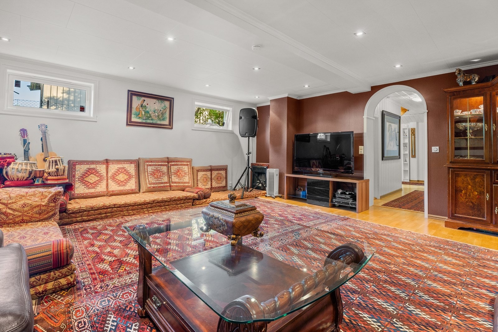 Kjelleren har en stor, innredet stue. Ikke bruksendret. Galleribilde