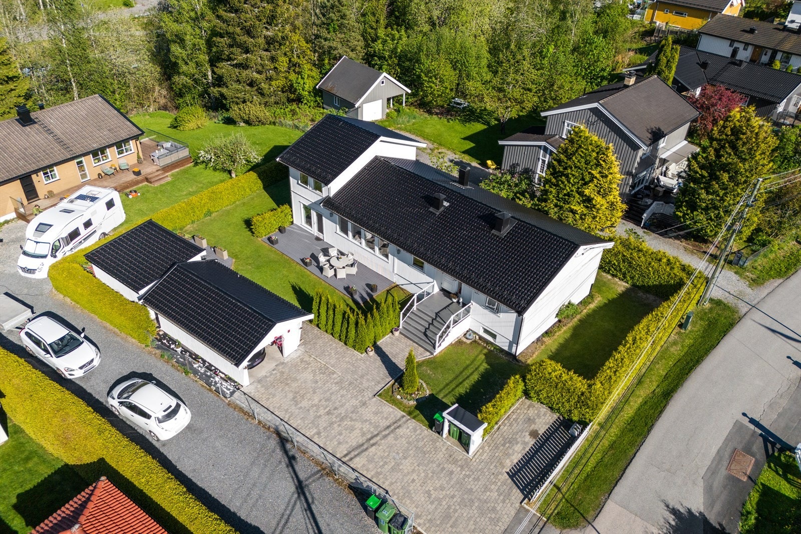 Eiendommen har en flott plassering på tomten med gode lys- og solforhold. Galleribilde