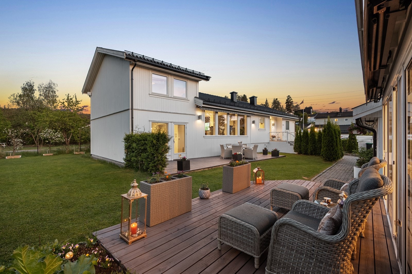 En familievennlig hage med god plass for lek og aktiviteter. Galleribilde