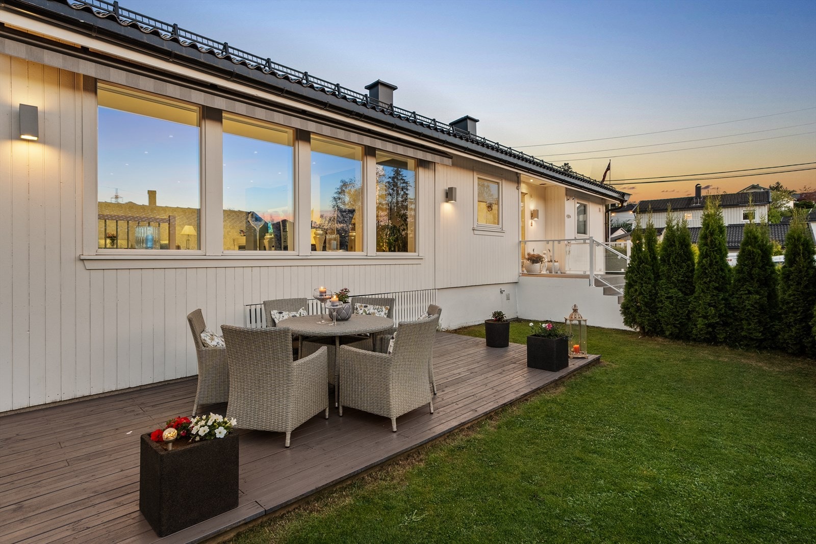 Uteområdet er en flott forlengelse av boligen på varme dager. Galleribilde