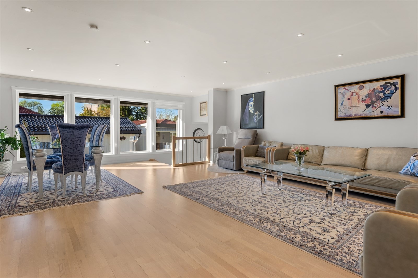 Store vindusflater fra 2015 gir rikelig med naturlig lys og en åpen atmosfære. Galleribilde