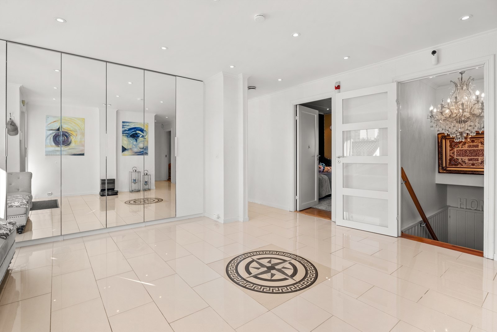 Fra hallen er det adkomst til boligens øvrige rom og trapp ned til kjelleren. Galleribilde