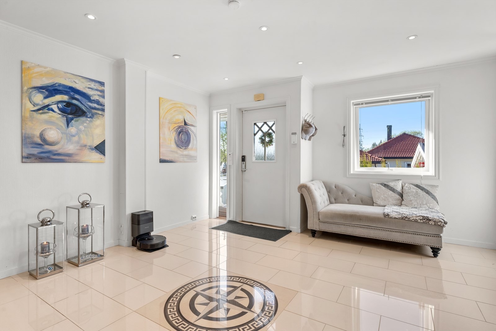 Velkommen inn i en lys og romslig hall med god plass til oppbevaring. Galleribilde