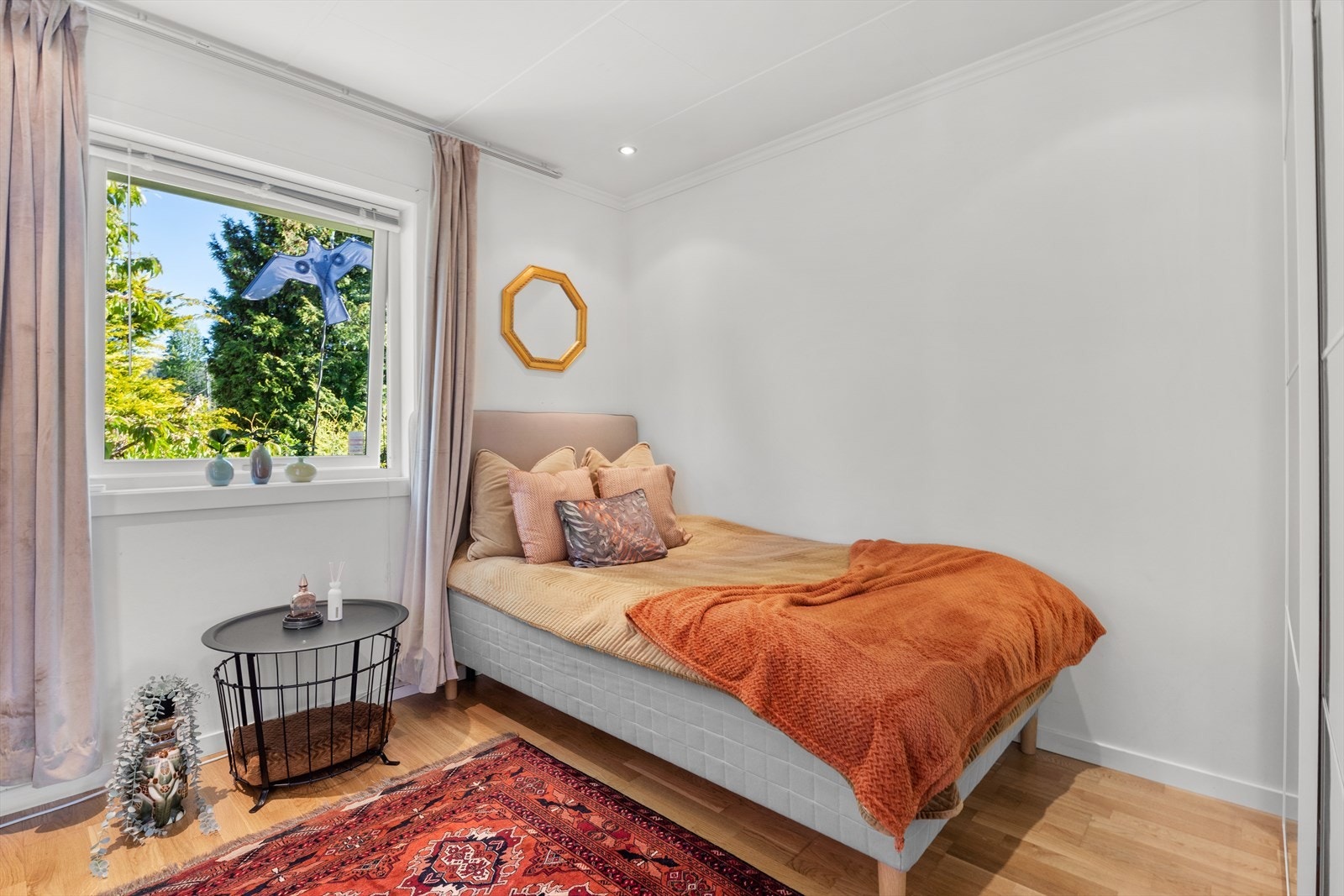 Alle soverommene i denne etasjen har overflater fra 2015. Galleribilde