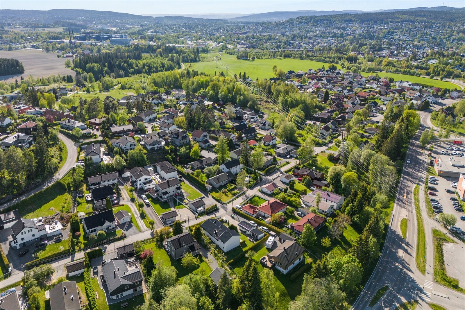 Strømmen Storsenter, med sitt brede utvalg av butikker, er kun en kort kjøretur unna. Galleribilde