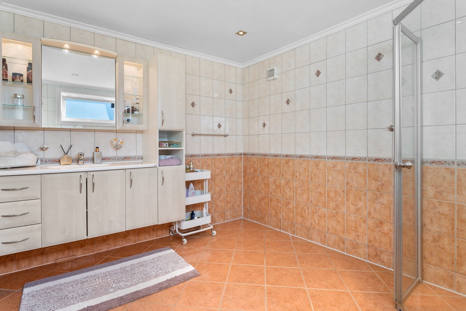 Funksjonelt, flislagt bad i kjelleren fra 2003 med varmekabler i gulvet. Galleribilde