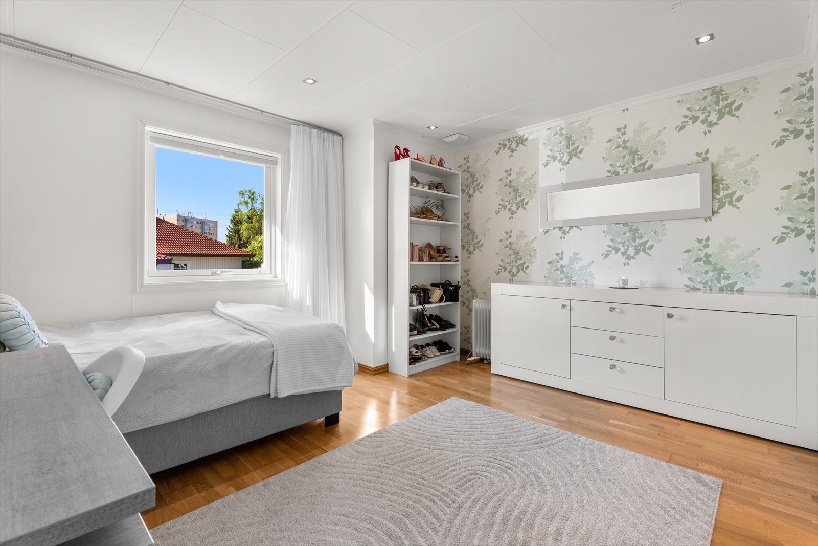 Boligen har totalt fire godkjente soverom, hvorav tre ligger i første etasje. Galleribilde