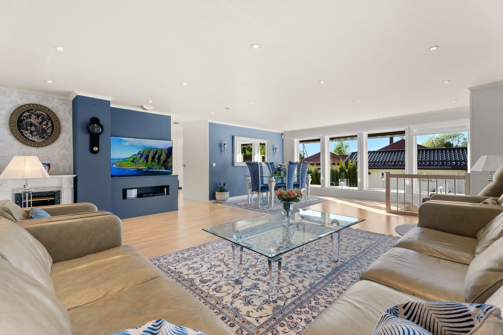 Stuen er romslig med god plass til flere soner for sosialisering og avslapning. Galleribilde