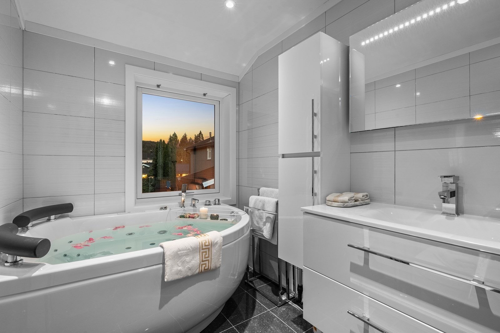 Badet i andre etasje ble modernisert i 2015 og har elektriske varmekabler i gulvet. Galleribilde