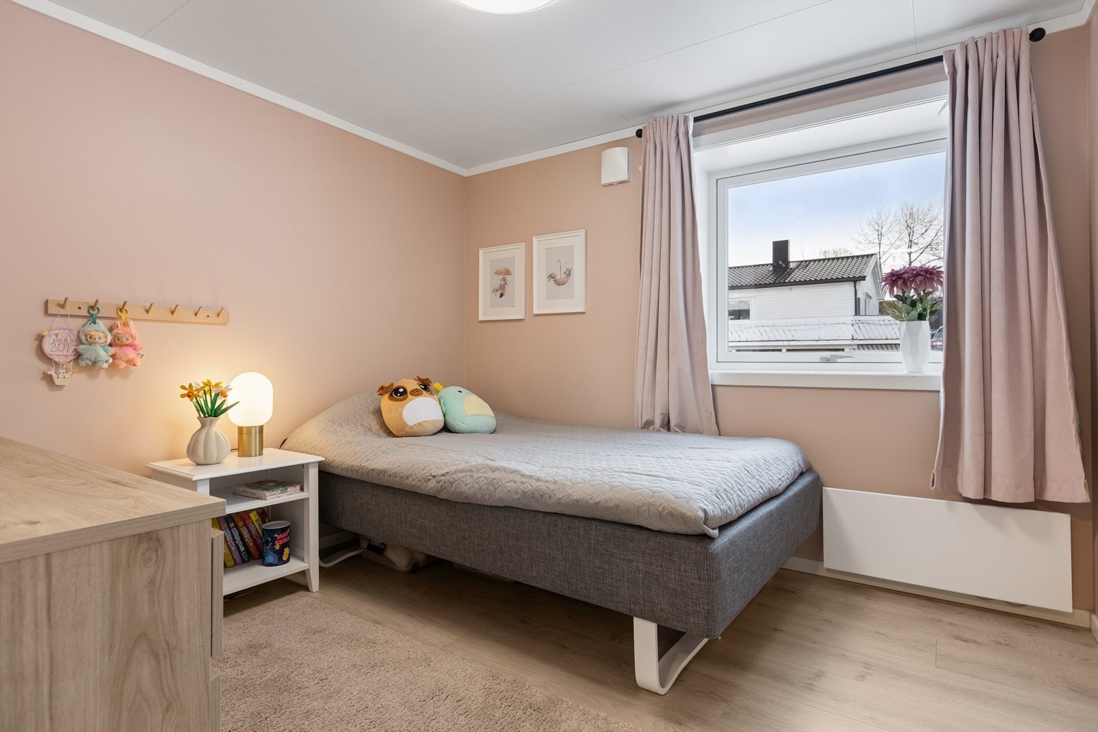 Rom innredet som barnerom i underetasjen. Nye vinduer i 2022. Galleribilde