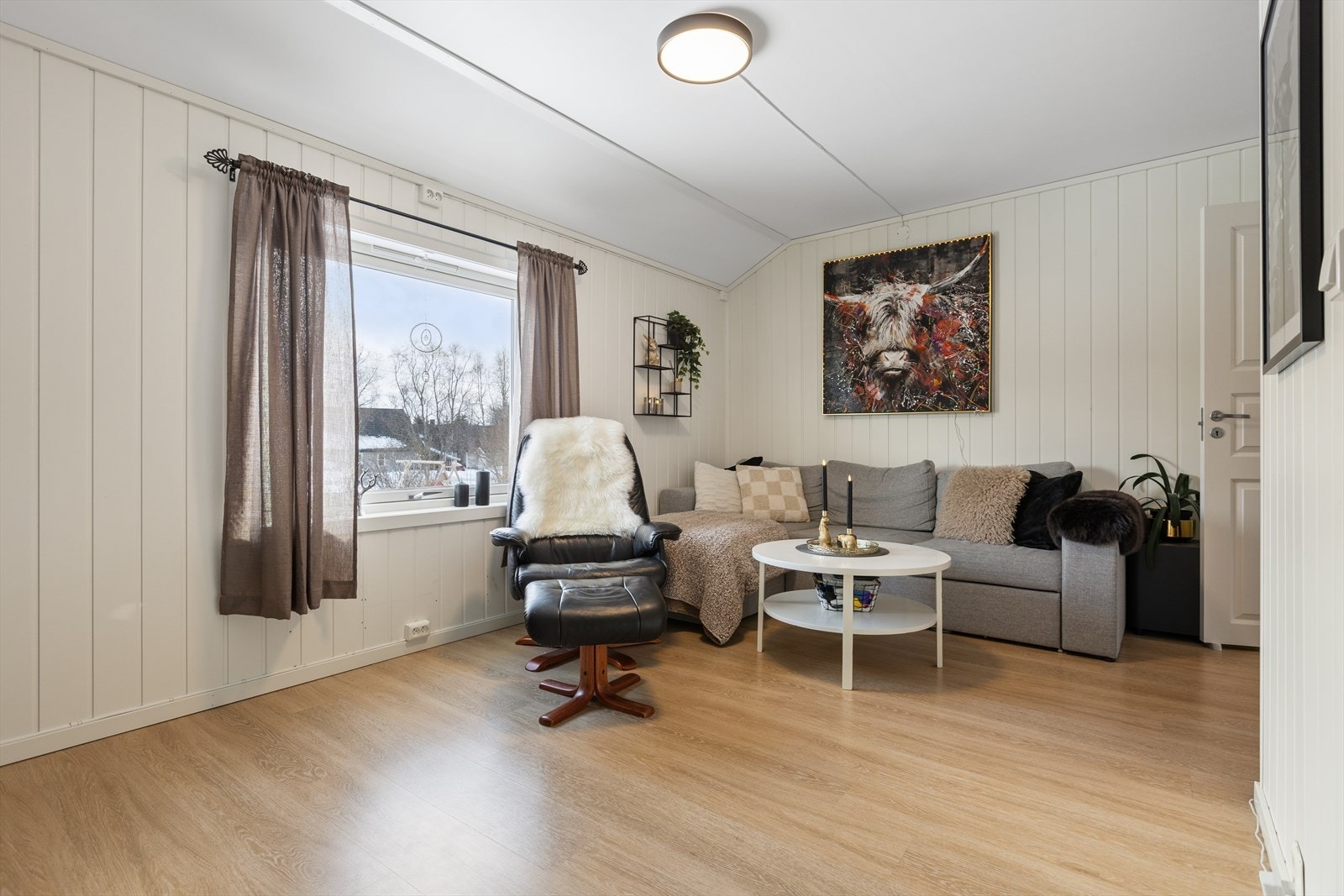 Rom innredet som stue/kjøkken i leilighet. Galleribilde