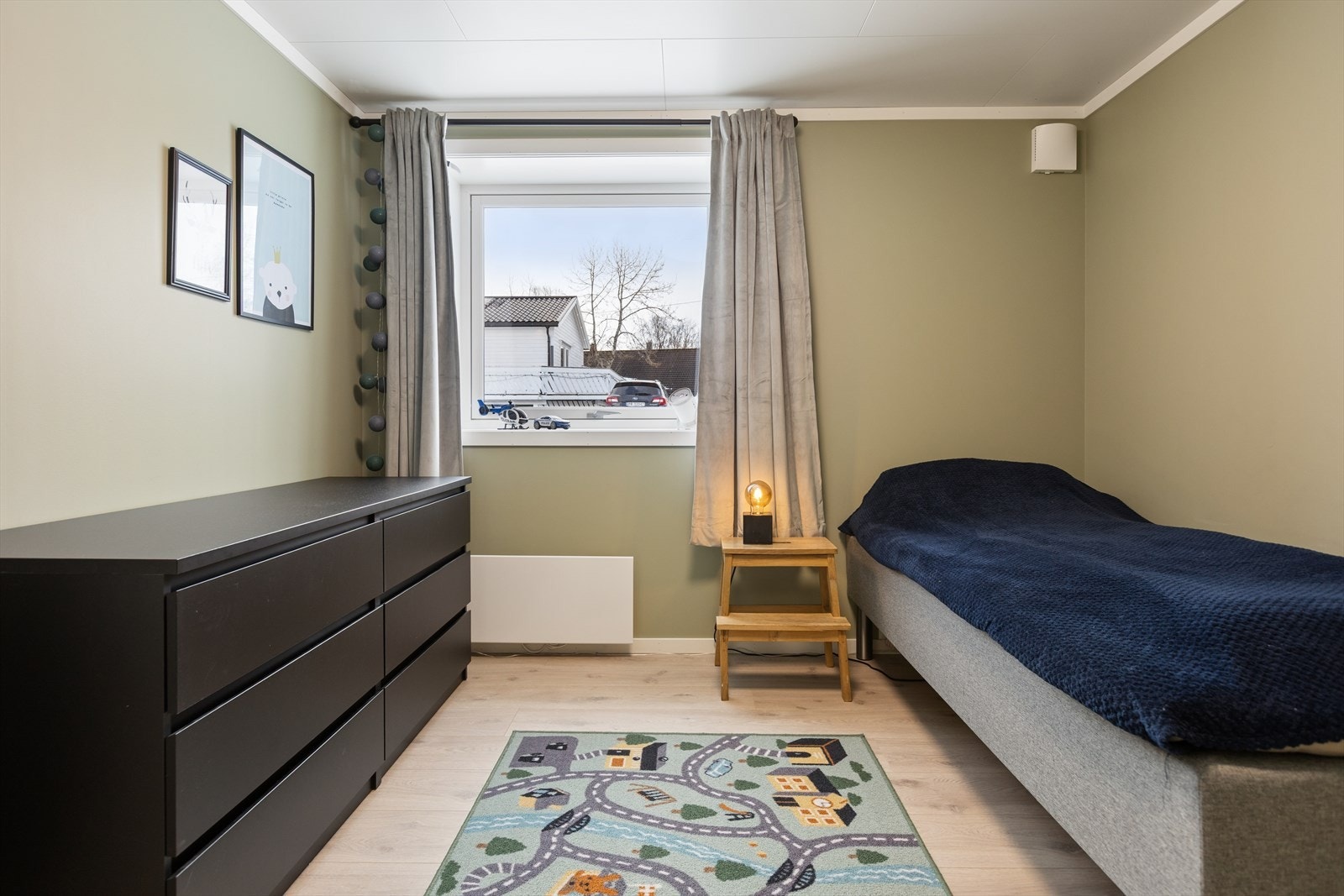 Rom innredet som barnerom i underetasjen. Nye vinduer fra 2022. Galleribilde