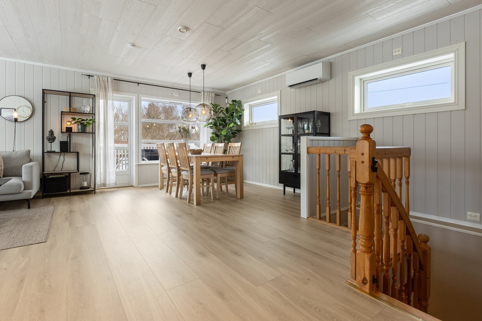 Fra stuen er det videre utgang til terrasse og hage. Galleribilde