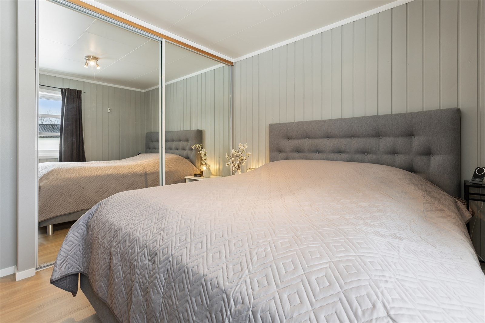 Her er det rikelig med plass for dobbeltseng, nattbord og en stor innebygget skyvedørsgarderobe. Galleribilde