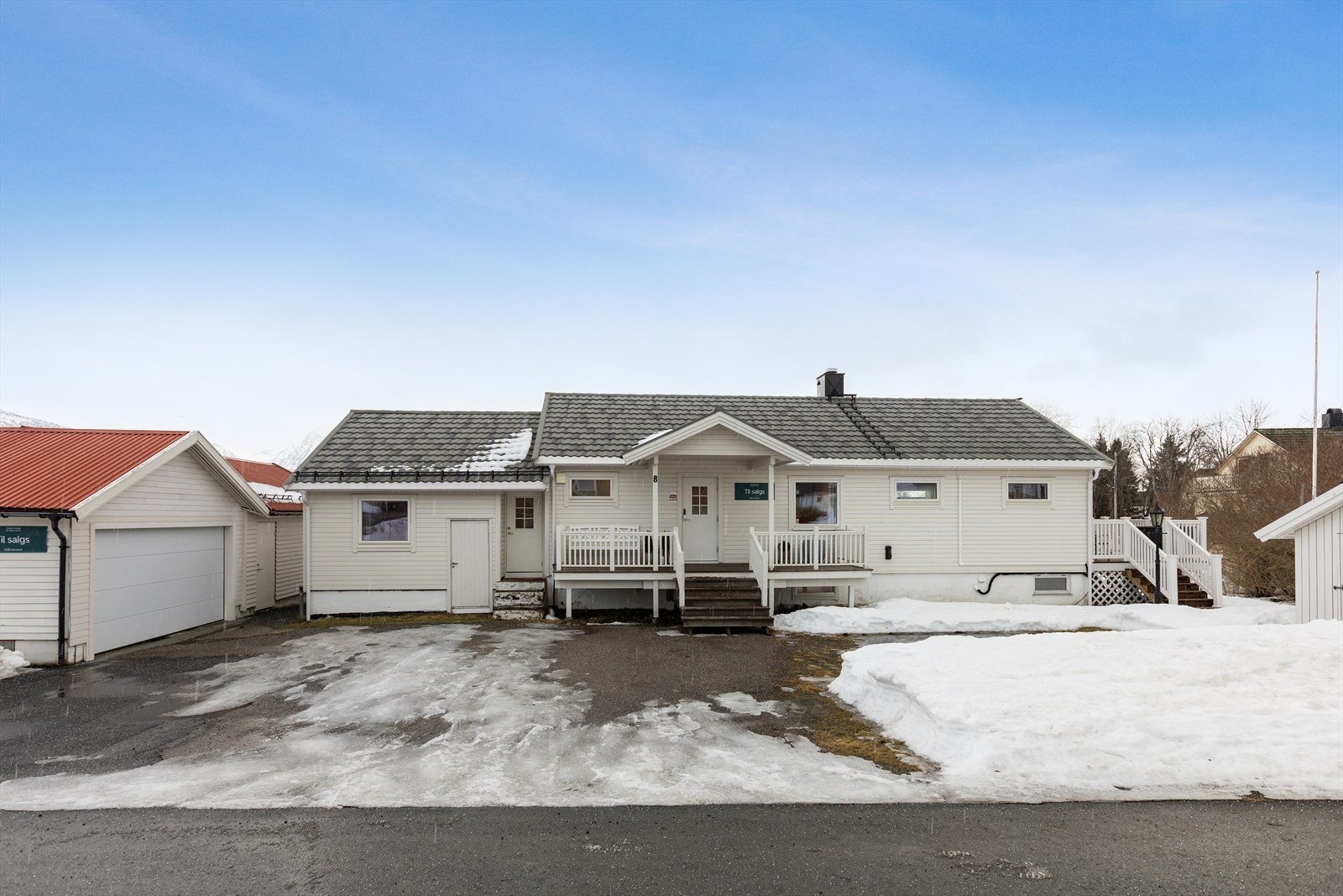 Gode parkeringsforhold i dobbelgarasje samt innkjørsel. Galleribilde