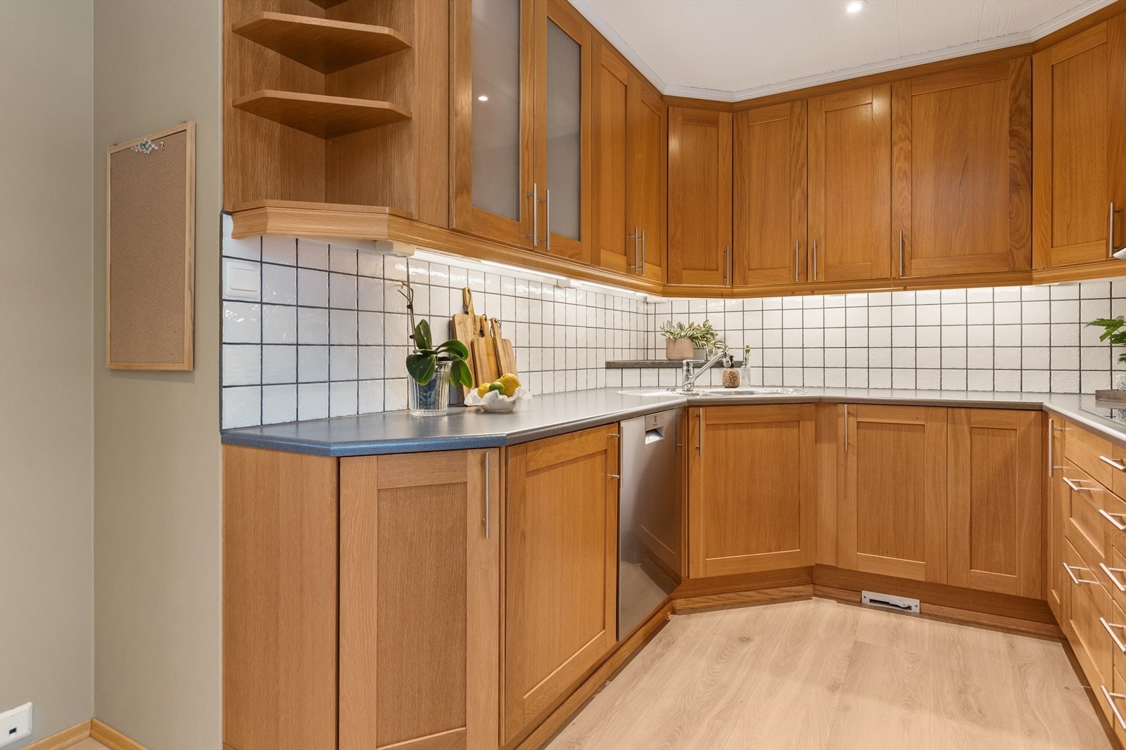 Integrert stekeovn, platetopp og micro. Frittstående oppvaskmaskin og kjøl/frys. Galleribilde