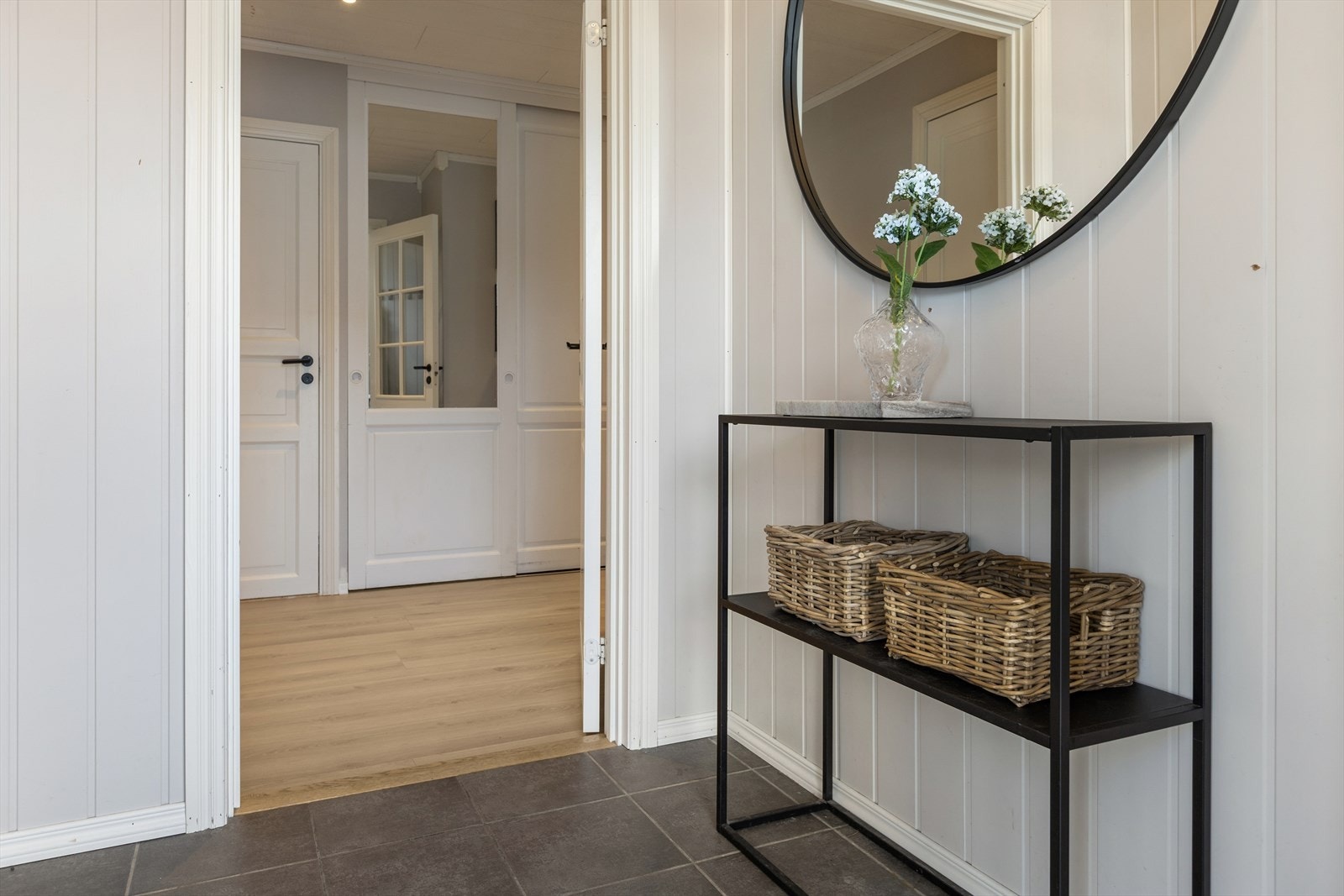 Velkommen inn! Lys og hyggelig entré/gang med plass for gode garderobeløsninger. Galleribilde