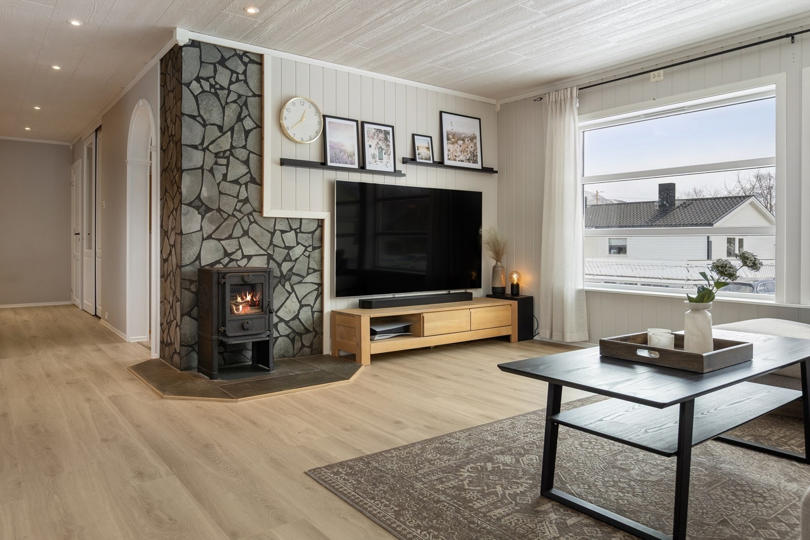 Sofakroken finner fort sin naturlige plass i rommet, og tv-en kan med fordel plasseres mot/på vegg. Galleribilde