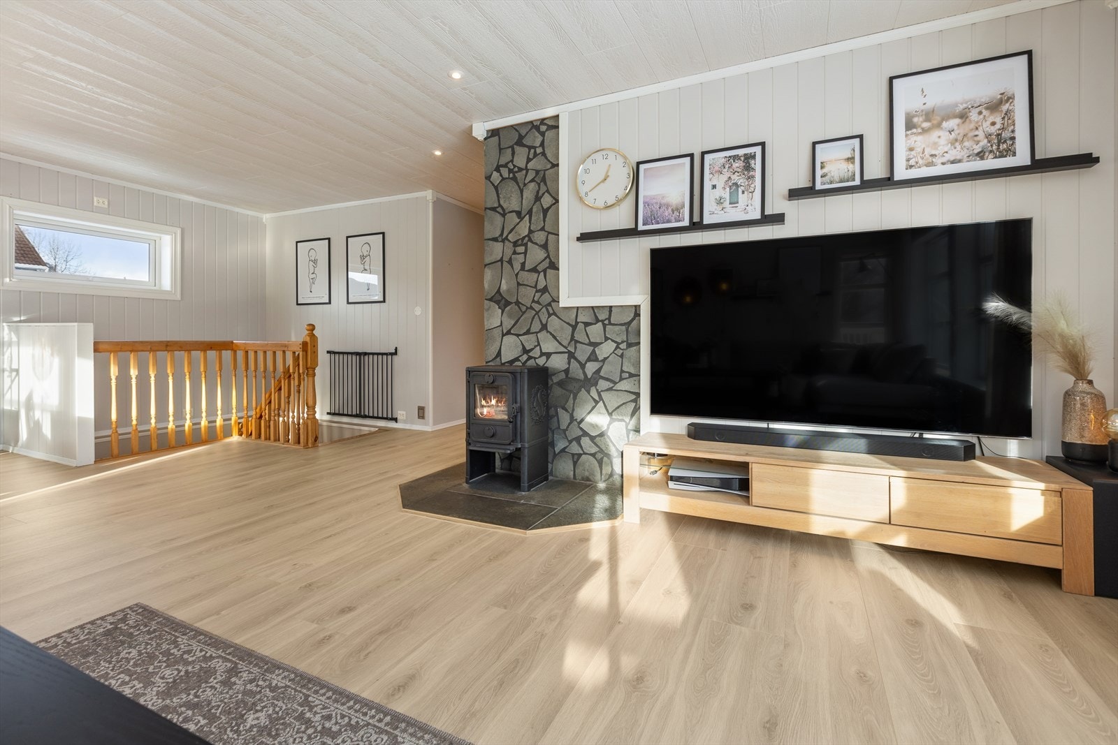 Peisovnen er selve hjertet i rommet og bidrar til å varme opp både rom og stemning. Galleribilde