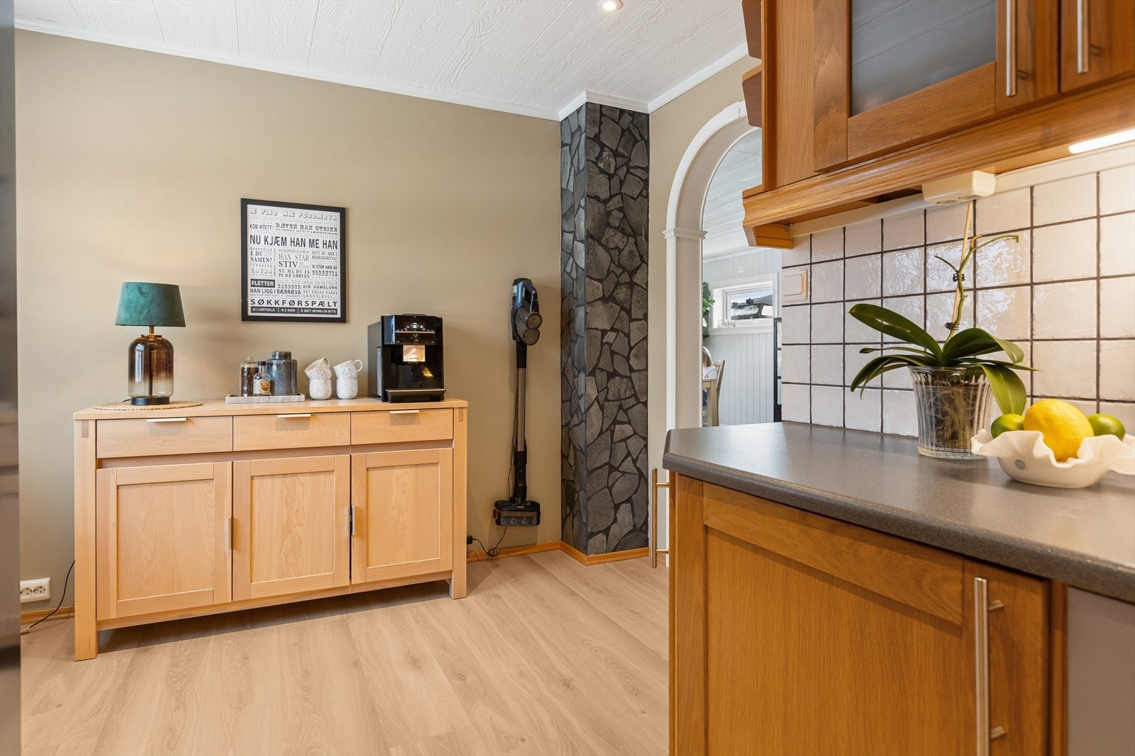 Alt i alt et funksjonelt og godt kjøkken som innbyr til herlige smaksopplevelser. Galleribilde